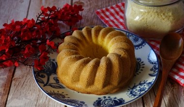 Ta lekka babka jogurtowa pomaga cieszyć się Wielkanocą z mniejszą ilością kalorii