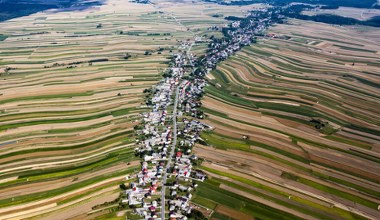 Ta małopolska wieś jest wyjątkowa. Dlaczego domy budowano przy jednej ulicy?