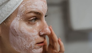 Ta maseczka z białej glinki działa w 15 minut. Cera wygląda świeżo i promiennie