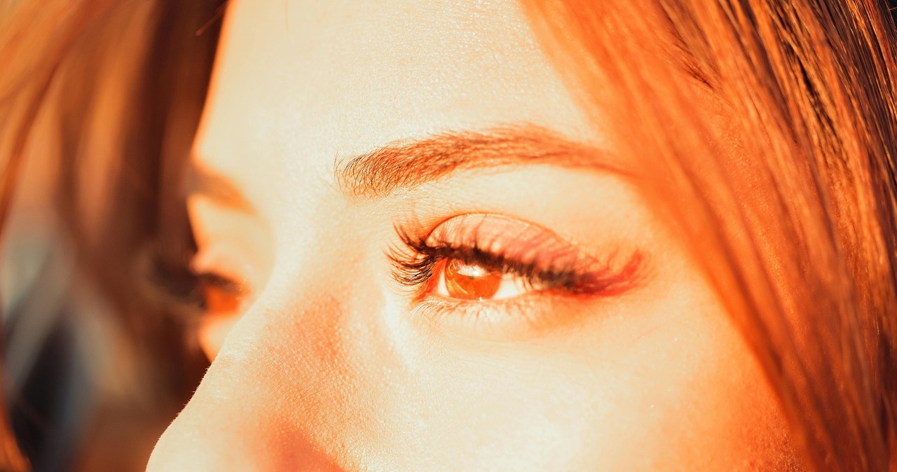 Ta maseczka z kofeiną pomaga delikatnie rozjaśnić cienie pod oczami /Breno Cardoso /pexels.com