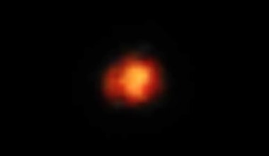 Ta niewyraźna czerwona plama to oficjalnie najstarsza widziana galaktyka 
