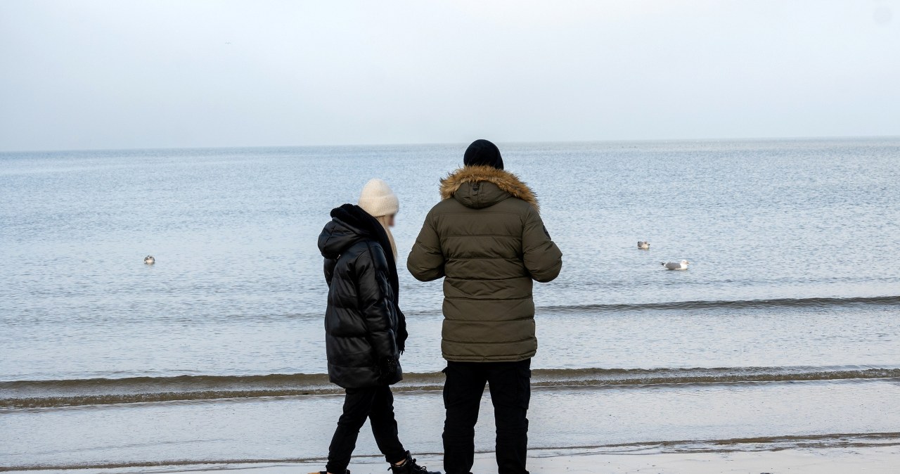 Ta plaża jest jednym z lepszych miejsc do szukania bursztynu. Znalezione okazy mogą zaskoczyć /East News