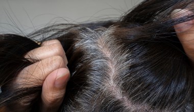 Ta płukanka to hit w sieci. Wystarczy 1 warzywo, by zapomnieć o siwych odrostach 