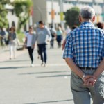 Ta popularna pozycja podczas spaceru zdradza więcej, niż myślisz