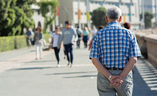 Ta popularna pozycja podczas spaceru zdradza więcej, niż myślisz