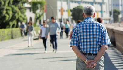 Ta popularna pozycja podczas spaceru zdradza więcej, niż myślisz