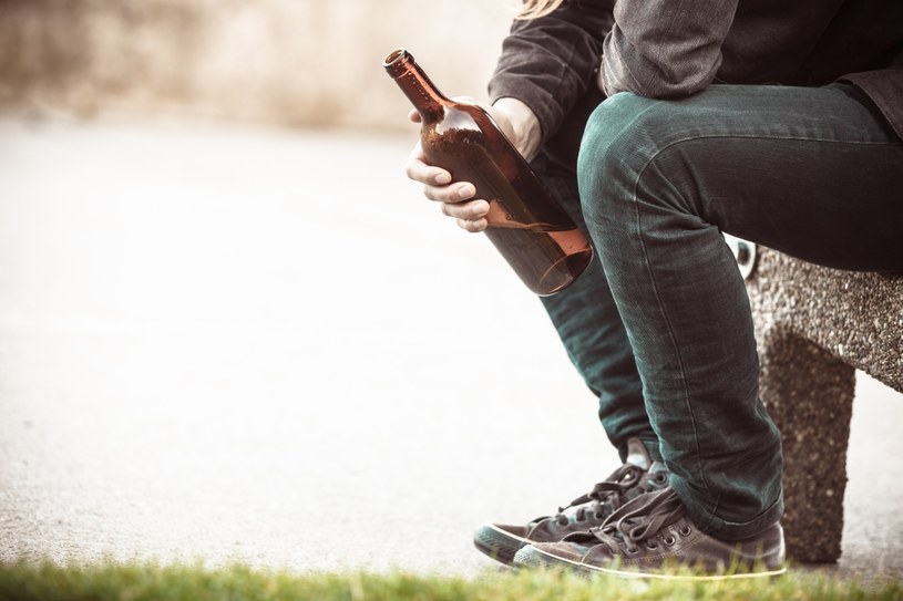 Ta prosta aplikacja może pomóc w walce z alkoholizmem /123RF/PICSEL