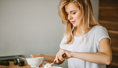 Ta prosta sałatka znika ze stołu w kilka chwil. Cała rodzina ją uwielbia