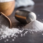 sól Ta przyprawa może przyspieszać starzenie. Większość spożywa jej za dużo