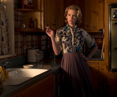 Ta rola przyniosła jej największy rozgłos. W serialu "Mad Men" January wciela się w postać Betty Draper, żony dynamicznego, romansującego na prawo i lewo dyrektora kreatywnego agencji reklamowej, Dona Drapera, granego przez Jona Hamma. Za interpretację bohaterki Jones otrzymała w 2009 i 2010 roku nominację do Złotego Globu w kategorii najlepsza aktorka w serialu telewizyjnym.