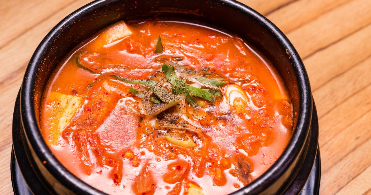 Ta rozgrzewająca zupa uchodzi za jedną z najzdrowszych na świecie /Pixel