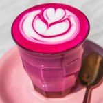 Ta różowa "kawa" pomaga zadbać o zdrowe serce. Wzmacnia, pobudza i oczyszcza organizm z toksyn