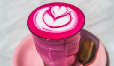 Ta różowa "kawa" pomaga zadbać o zdrowe serce. Wzmacnia, pobudza i oczyszcza organizm z toksyn