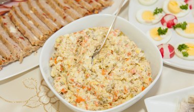 Ta sałatka bije na głowę tradycyjną jarzynową. Babcia zawsze robi na Wszystkich Świętych