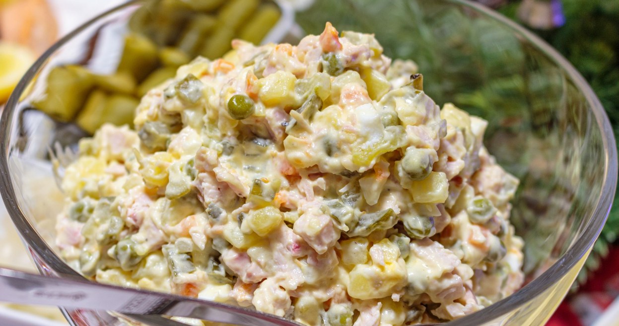 Ta sałatka jest podobna do jarzynowej /Dmitry Koshelev /Canva Pro