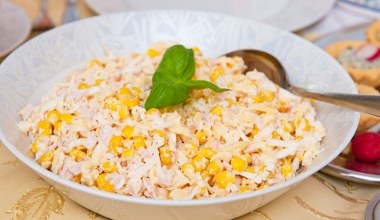 Ta sałatka królowała na polskich stołach w latach 90. Zrób na andrzejki, miska szybko będzie pusta