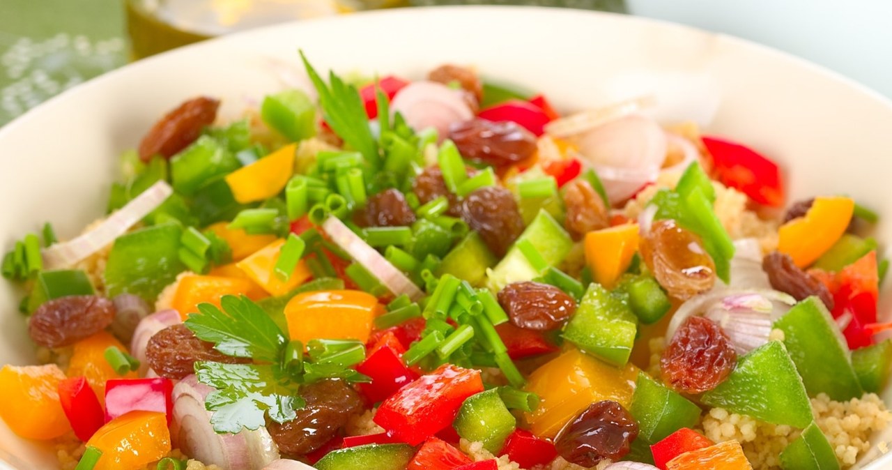 Ta sałatka to idealna propozycja na lunch czy lekką kolację /rainbow33 /123RF/PICSEL