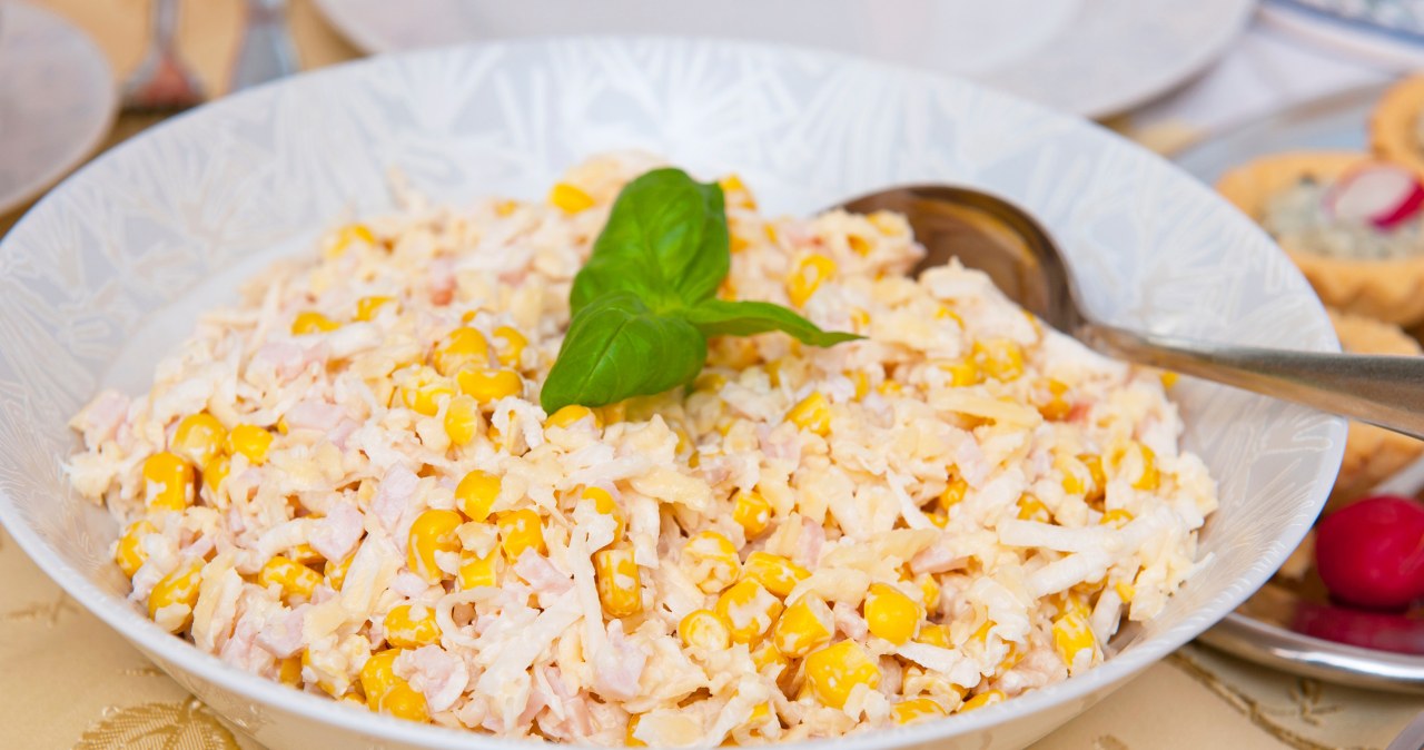 Ta sałatka to prawdziwy imprezowy klasyk /123rfaurinko /123RF/PICSEL