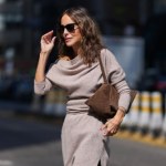 Ta sukienka będzie hitem jesieni 2025. Świetnie wysmukla sylwetkę