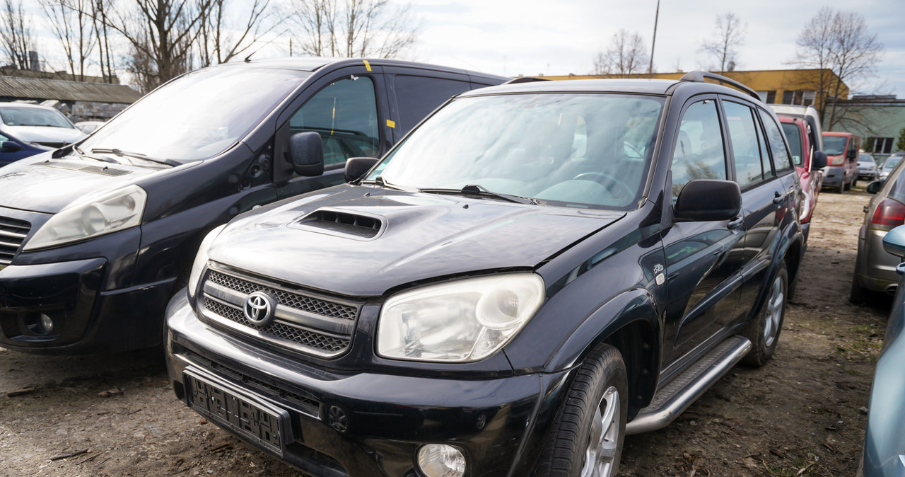 Ta Toyota RAV4 z 2005 roku znalazła nowego właściciela za blisko 14 tys. zł. /