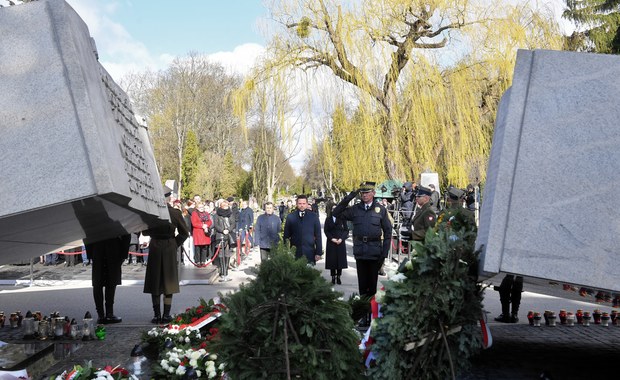 "Ta tragedia naznaczyła nas wszystkich". Marszałek Senatu, parlamentarzyści KO i prezydent Warszawy uczcili rocznicę katastrofy smoleńskiej