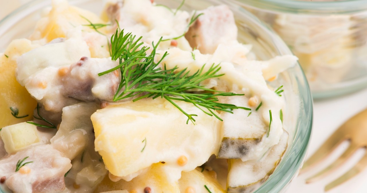 Ta wersja sałatki kociewskiej jest kremowa, wyrazista, ale nie ciężka /joannawnuk /123RF/PICSEL