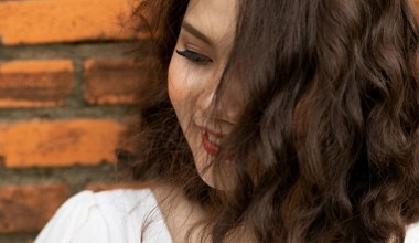 Ta wiosenna pielęgnacja pomaga matowym włosom po zimie odzyskać blask i gęstość