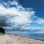 Ta wyspa leży na Morzu Bałtyckim. Słynie z latarni morskich i sielskiego klimatu  