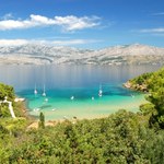 Ta wyspa to raj dla miłośników rowerowych wycieczek. Białe plaże, rozległe lasy i piękne krajobrazy