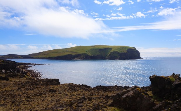 Ta wyspa wyłoniła się z morza. Turyści mają na nią zakaz wstępu