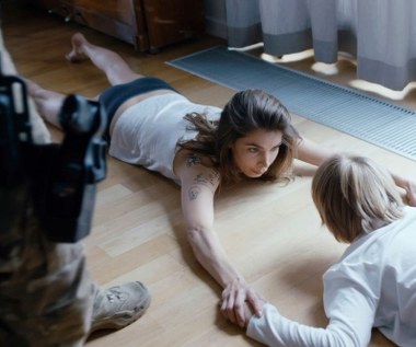 Ta z kolei manipulowana jest przez tajemniczą Nianię (Agnieszka Dygant). Wkrótce losy pięciu kobiet przecinają się w punkcie bez odwrotu, a wydarzenia z ich udziałem wstrząsają przestępczą mapą Warszawy.

"Kobiety mafii" trafią na ekrany kin 23 lutego 2018.