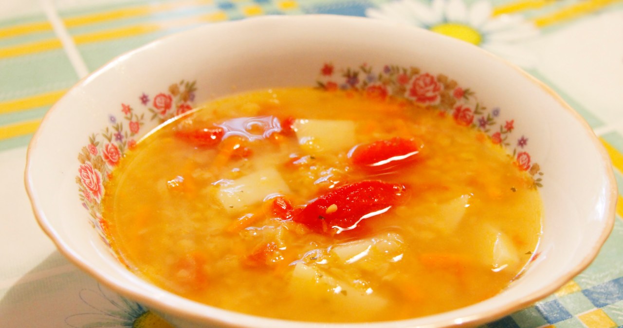 Ta zupa doskonale rozgrzeje w chłodne dni / sculler /123RF/PICSEL