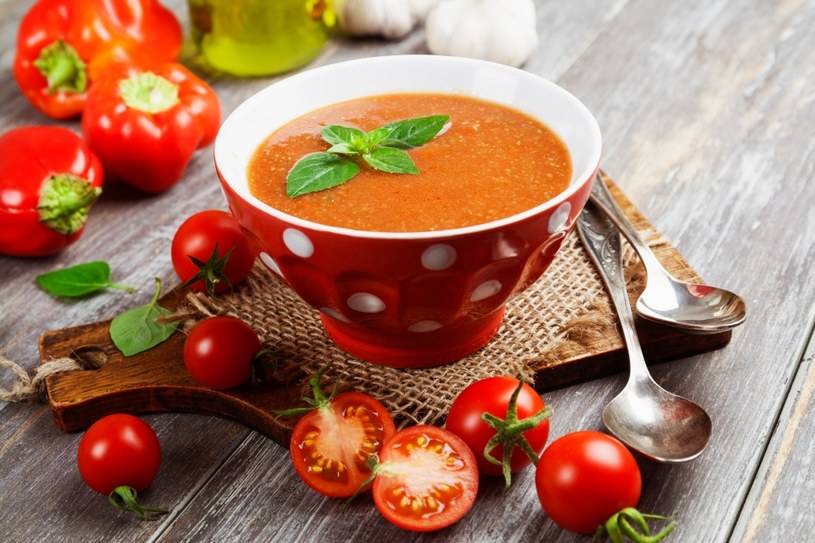 Ta zupa przypomina nieco polską zupę pomidorową /123RF/PICSEL