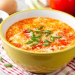 Ta zupa smakuje jak pizza. Sycące danie we włoskim stylu