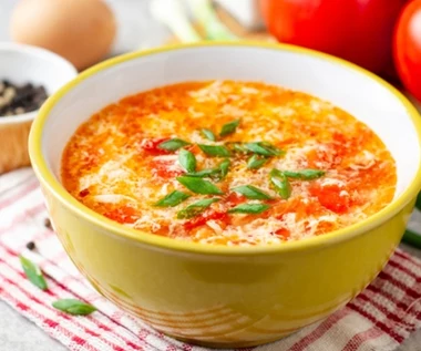 Ta zupa smakuje jak pizza. Sycące danie we włoskim stylu