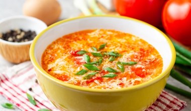 Ta zupa smakuje jak pizza. Sycące danie we włoskim stylu