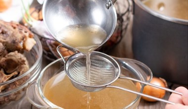 Ta zupa to zbawienie dla przemęczonego organizmu. Pomaga na bóle stawów i stłuszczoną wątrobę, wygładza zmarszczki