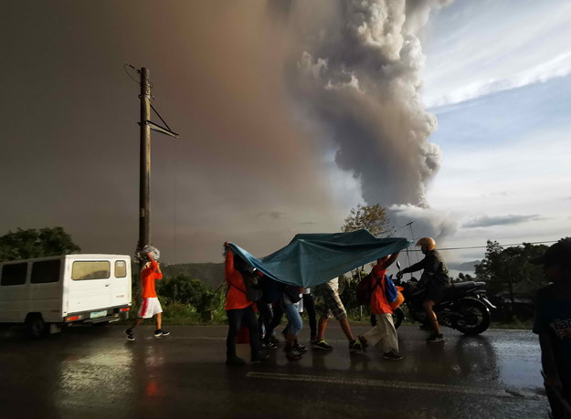 Taal to najmniejszy wciąż aktywny wulkan świata mierzący zaledwie 311 metrów. /FRANCIS R. MALASIG /PAP/EPA