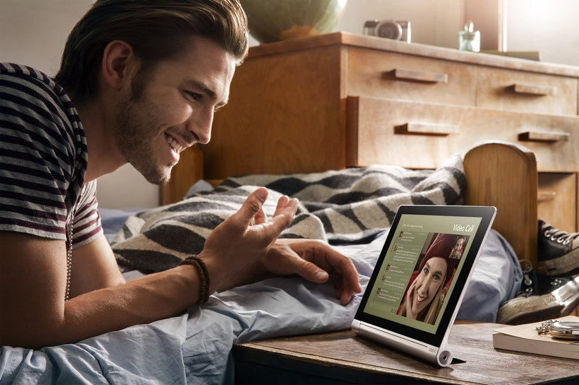 Tablet Lenovo Yoga możesz postawić i wygodnie rozmawiać /materiały prasowe