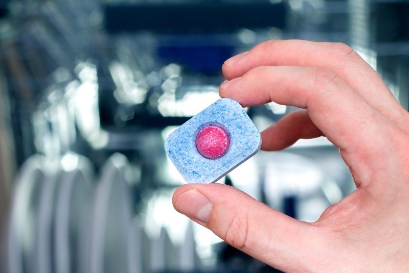 Tabletka do zmywarki to skuteczny środek czyszczący. Zwłaszcza w połączeniu z pokrywką i ściereczką z mikrofibry /123RF/PICSEL