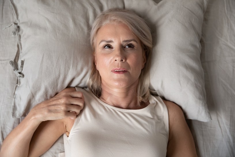 Tabletkę z hormonem tarczycy można brać tuż przed zaśnięciem, lub zaraz po wstaniu rano. Najważniejsze by było to jak najdalej od posiłku /123RF/PICSEL