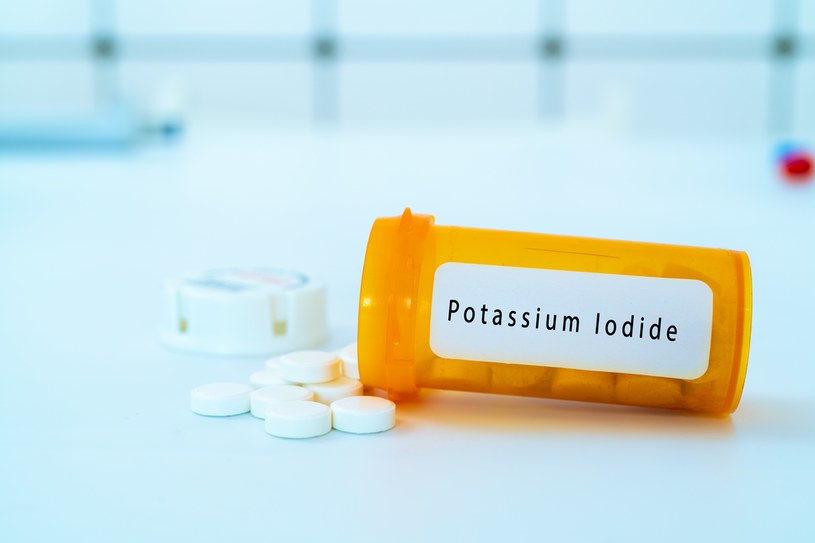 Tabletki z jodkiem potasu mają chronić tarczycę przed radioaktywnym jodem /123RF/PICSEL