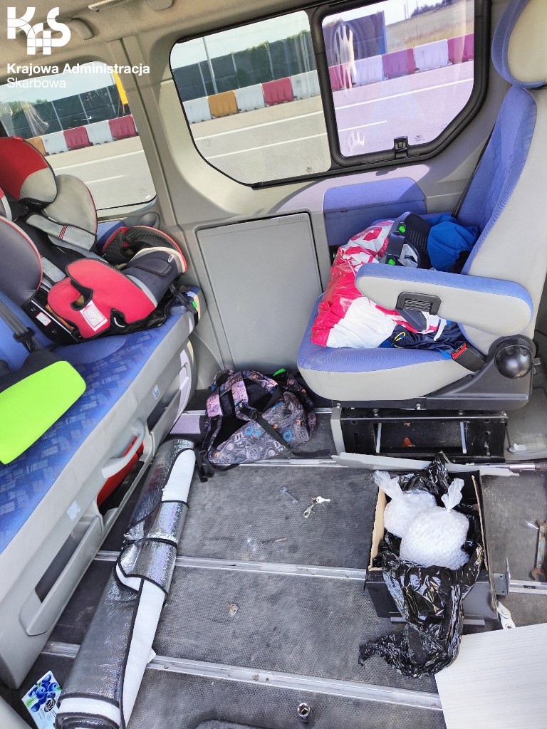 Tabletki zostały ukryte pod siedzeniem /Izba Administracji Skarbowej w Katowicach /