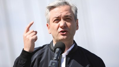 Tablety, obiady i nauka o klimacie. Biedroń przedstawił "Konstytucję dla dzieci i młodzieży"