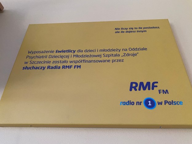 Tablica będzie przypominać, że sprzęt ufundowali słuchacze RMF FM. /Aneta Łuczkowska /RMF FM
