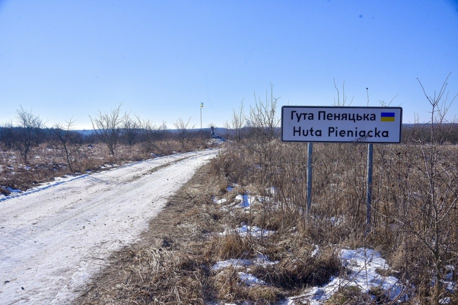 Tablica drogowa przed znakiem pamiątkowym zniszczonej wsi Huta Pieniacka /Vitaliy Hrabar /PAP