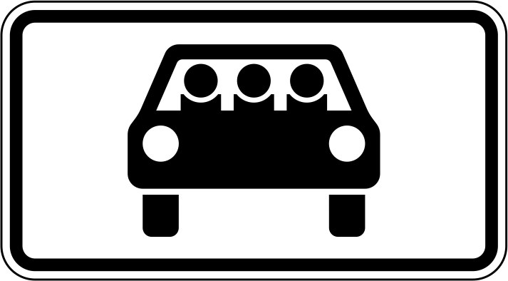 Tablica informacyjna o drodze dla aut wiozących minimum trzy osoby /