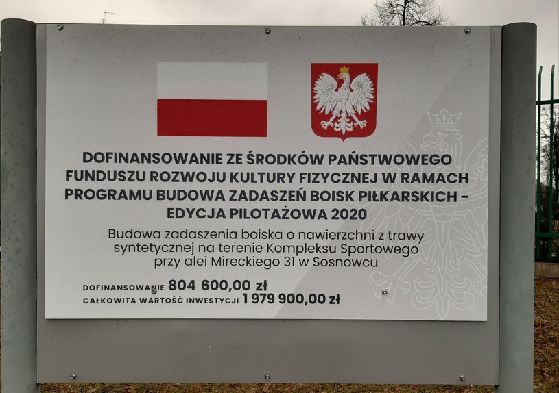 Tablica informacyjna przy boisku treningowym przy ul. Mireckiego w Sosnowcu /Paweł Czado /INTERIA.PL