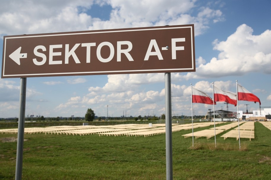 Tablica informacyjna w Brzegach, gdzie papież odprawi mszę inauguracyjną /Leszek Szymański /PAP