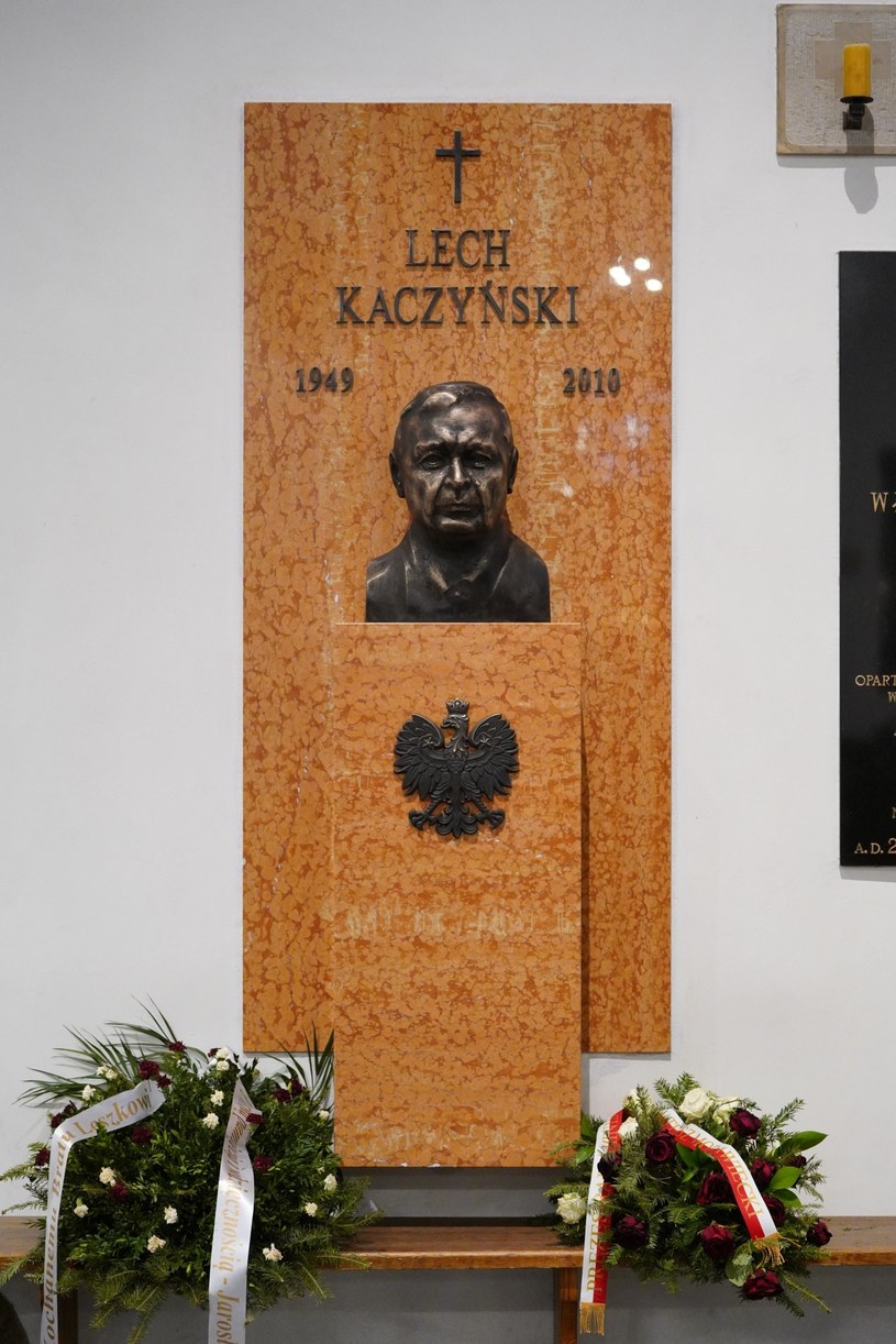 Tablica ku pamieci L. Kaczynskiego zawisla w Archikatedrze Warszawskiej /Mateusz Włodarczyk /Agencja FORUM